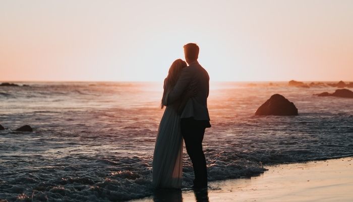 sarut-pe-frunte-imbratisare