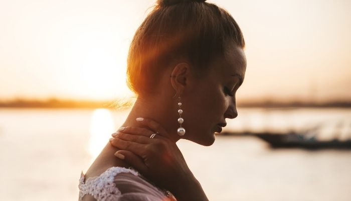 iata-cum-femeie-pleaca