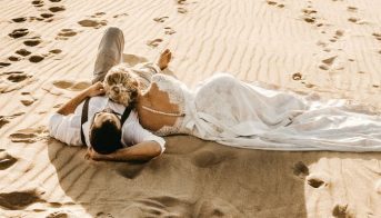 relatie-femeie-care-se-entuziasmeaza-din-lucruri-marunte