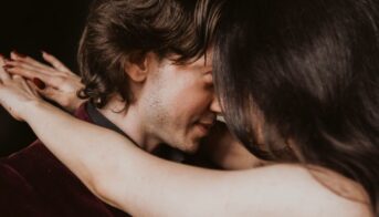 barbat-care-manipuleaza-in-relatie