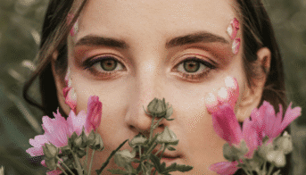 fiecare-femeie-iubeste-florile
